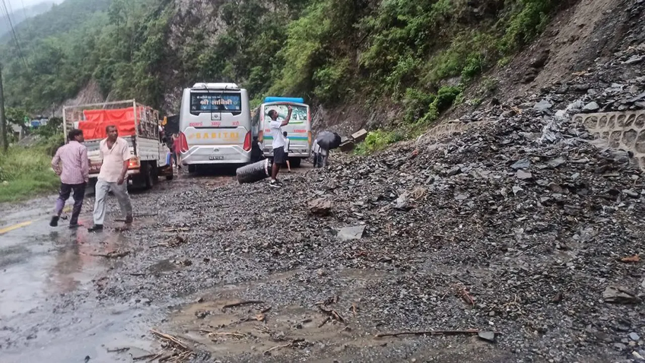 धादिङको थाक्रेमा पहिरो, काठमाडौं–मुग्लिङ सडकखण्ड अवरुद्ध