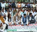 उखु किसानसँगै माइतीघरमा धर्ना बसे नेताहरू