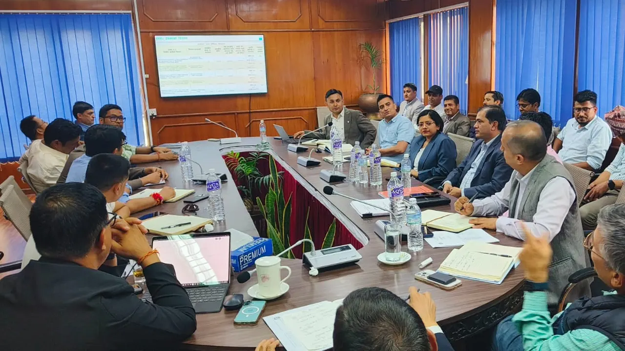 सार्वजनिक विदाका दिन पनि भौतिक पूर्वाधार मन्त्री दाहाल र कर्मचारी काममै