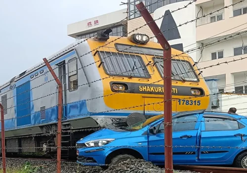 जनकपुरमा रेल र कार ठोक्किए