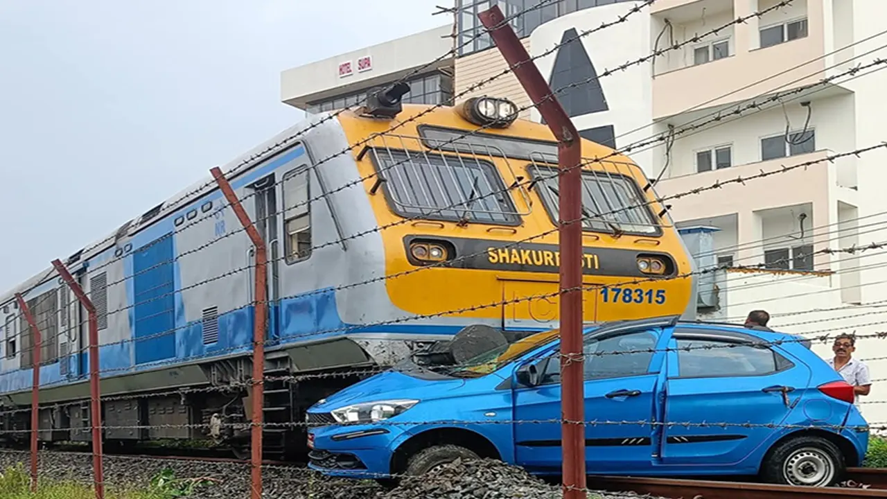 जनकपुरमा रेल र कार ठोक्किए