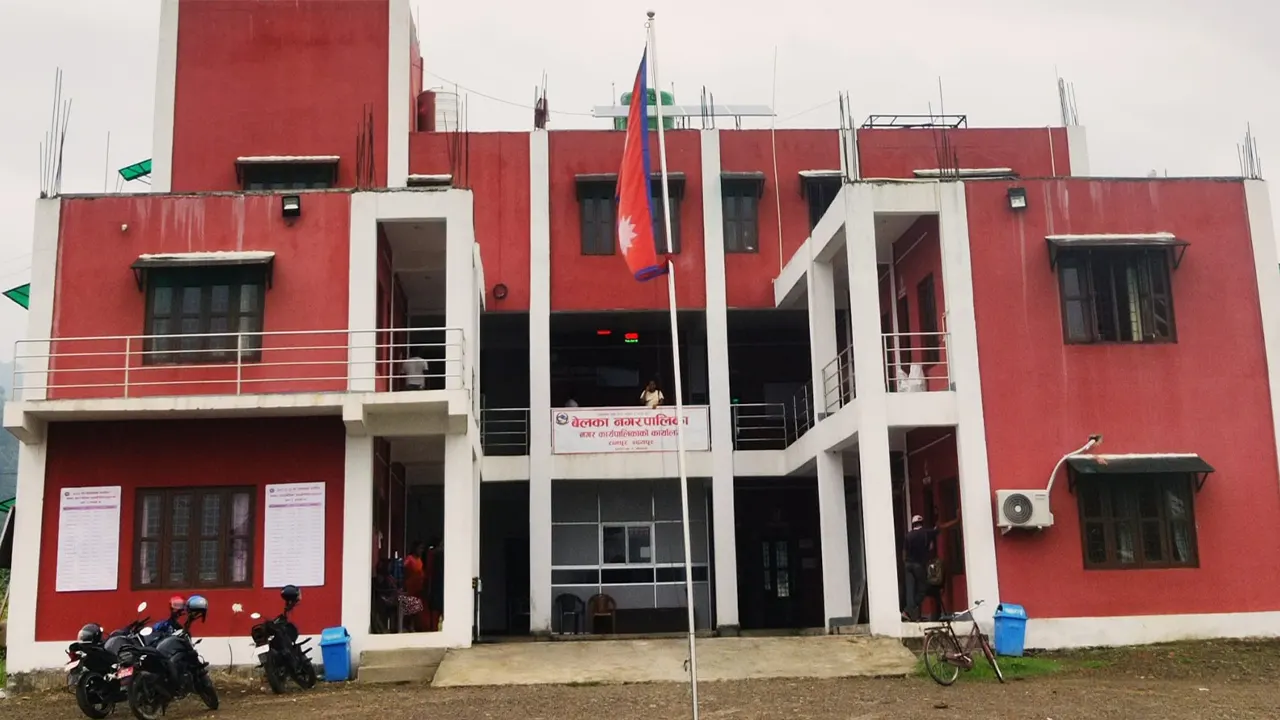 बेलका नगरपालिकाले चाडवाडको मुखैमा करारका कर्मचारी हटायो, चौतर्फी बिरोध