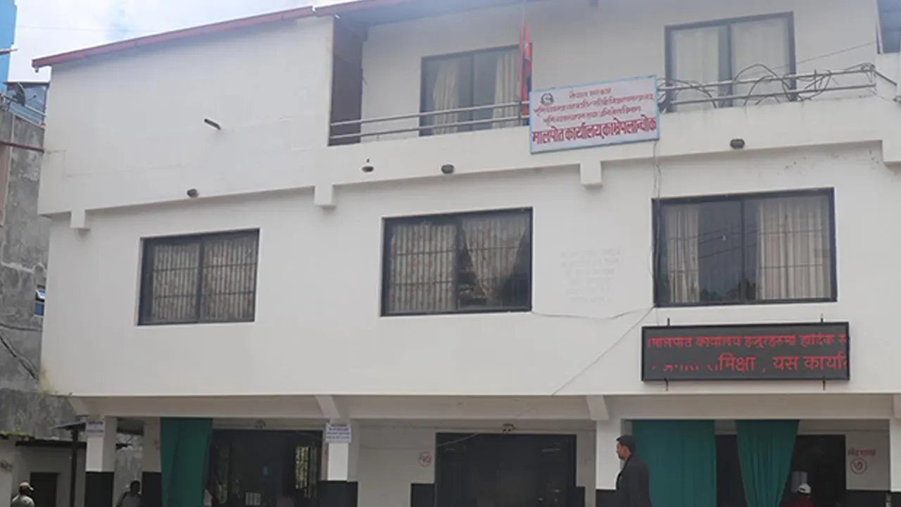 मालपोत कार्यालय काभ्रेमा अख्तियारको छापा, नगदसहित मुद्दा फाँटका नासु नियन्त्रणमा