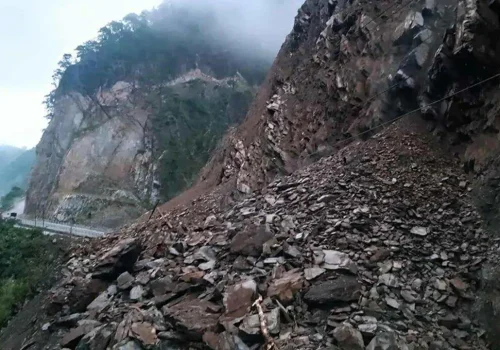 तुइनखोलामा निरन्तर पहिरो, नारायणगढ–मुग्लिन सडक खुलाउन कठिनाइ