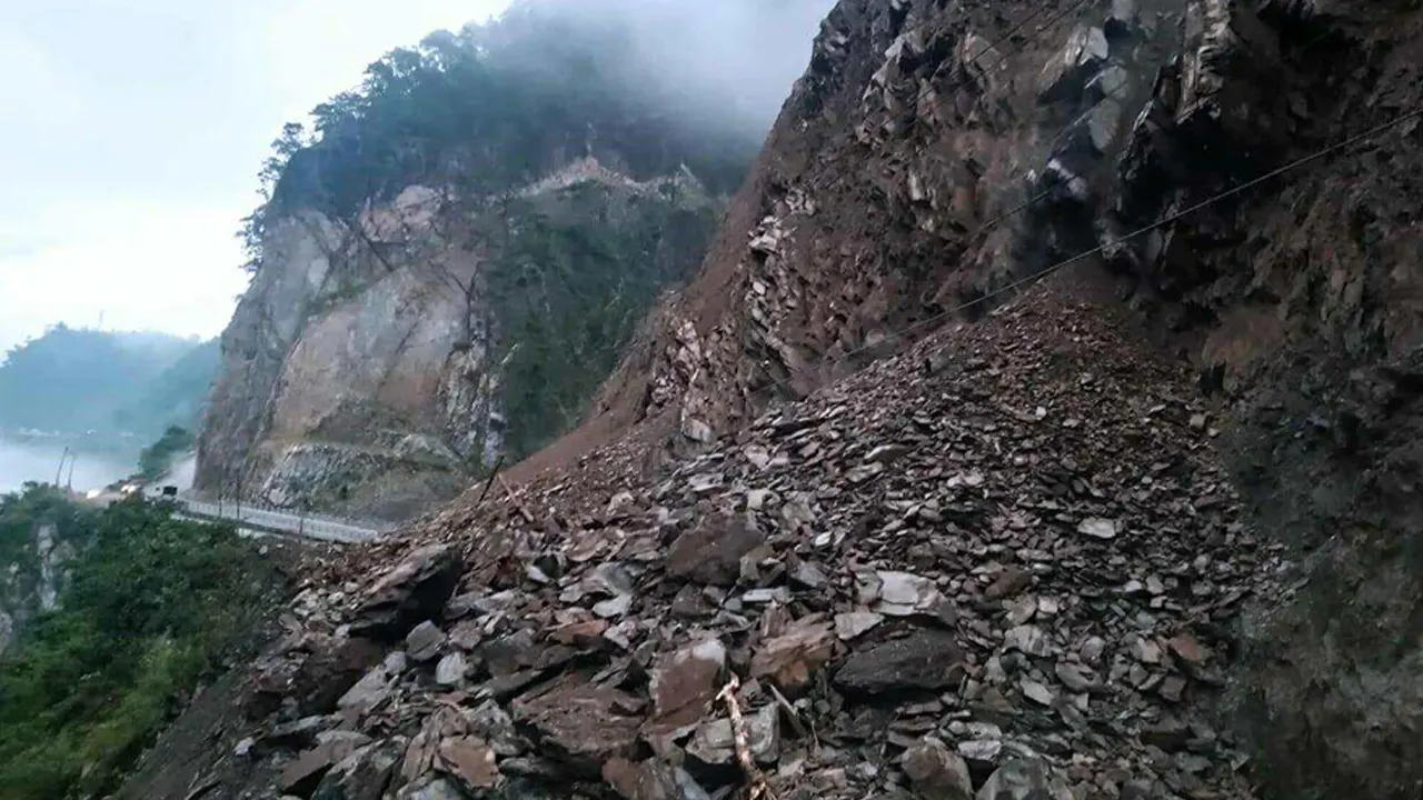 तुइनखोलामा निरन्तर पहिरो, नारायणगढ–मुग्लिन सडक खुलाउन कठिनाइ