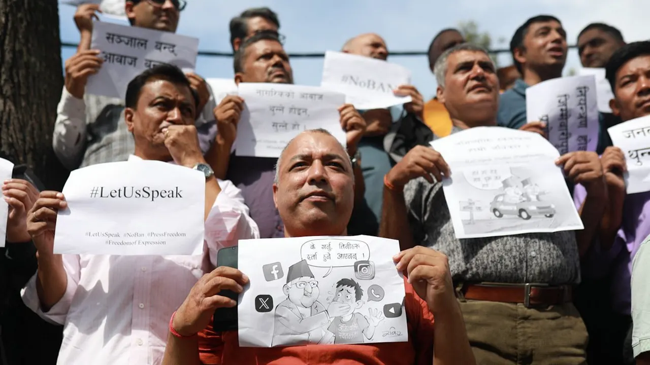 सामाजिक सञ्जालमाथि लगाइएको प्रतिबन्धको विरोधमा माइतीघरमा प्रदर्शन