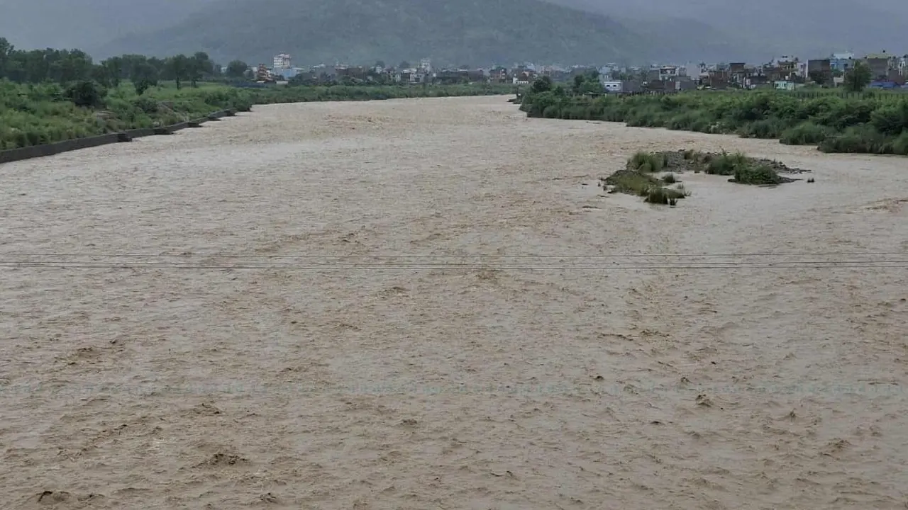 लगातार वर्षापछि तिनाउमा बाढी, तटीय क्षेत्रमा जोखिम