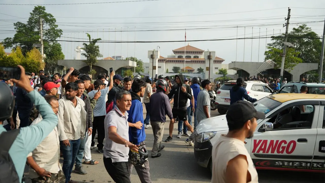 संसद् भवन अगाडि भेला भए जेनजी