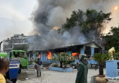इटहरी उपमहानगरको कार्यालयमा जेनजीले लगाए आगो