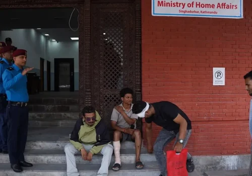 गृह मन्त्रालयमा मन्त्री कुर्दै जेनजी आन्दोलनका घाइतेहरू