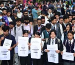 कलेज ड्रेस लगाएर माइतीघर पुगे जेनजी