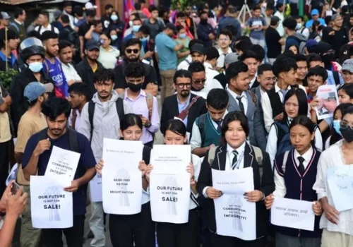 कलेज ड्रेस लगाएर माइतीघर पुगे जेनजी