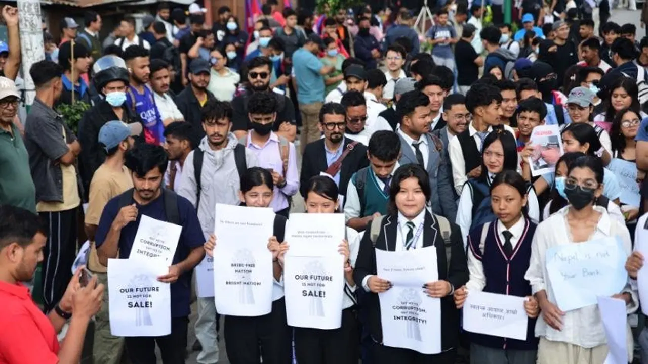 कलेज ड्रेस लगाएर माइतीघर पुगे जेनजी