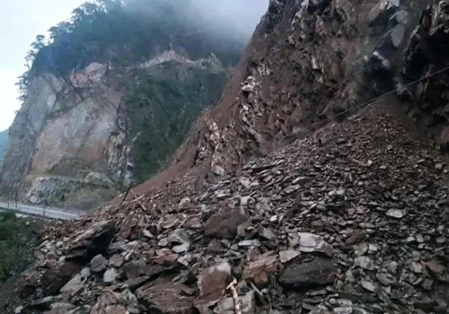 तुइनखोलामा रोकिएन पहिरो, मुग्लिन–नारायणगढ सडक फेरि अवरुद्ध