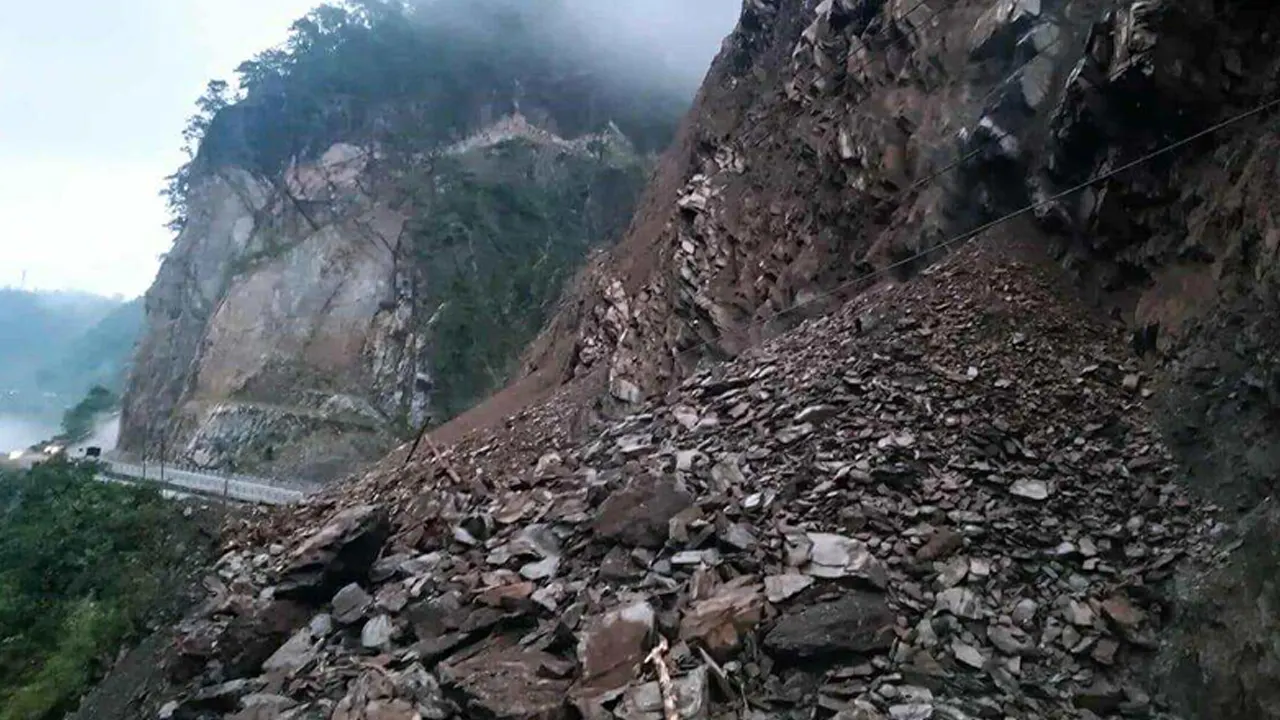 तुइनखोलामा रोकिएन पहिरो, मुग्लिन–नारायणगढ सडक फेरि अवरुद्ध