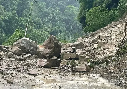 ज्वाङखोला र तिङराङखानीमा पहिरो, पृथ्वीराजमार्ग अवरुद्ध