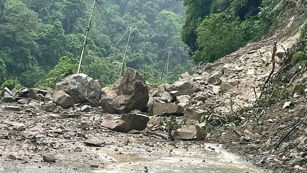 ज्वाङखोला र तिङराङखानीमा पहिरो, पृथ्वीराजमार्ग अवरुद्ध