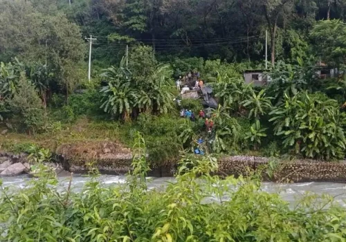 दूध संकलन गर्ने भ्यान सुनकोशी नदीमा खस्यो, चालक बेपत्ता