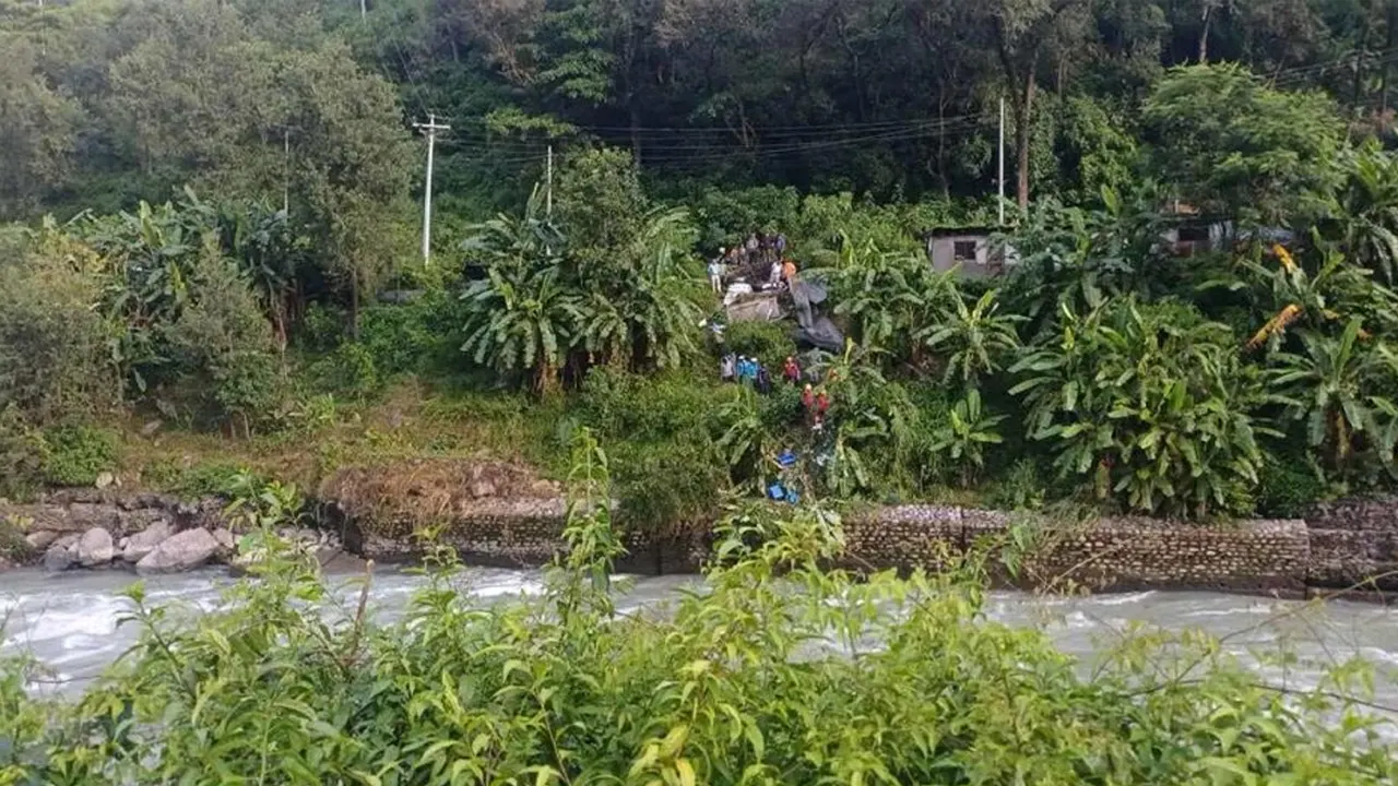 दूध संकलन गर्ने भ्यान सुनकोशी नदीमा खस्यो, चालक बेपत्ता