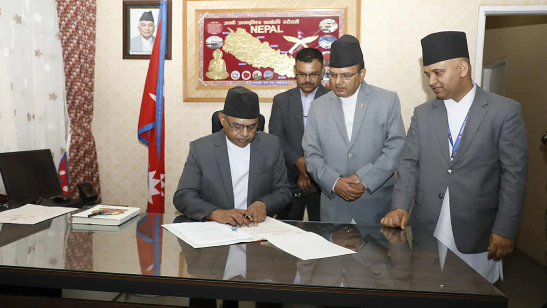 मन्त्री सिन्हाले गरे पदभार ग्रहण