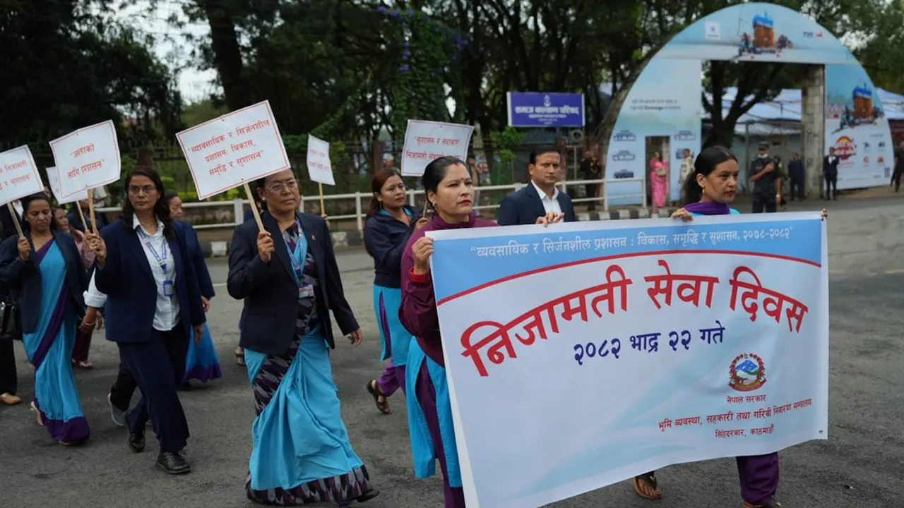 निजामती सेवा दिवसका अवसरमा प्रभातफेरी
