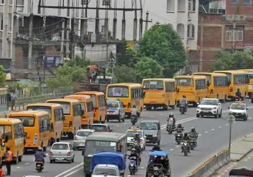 निजी विद्यालय सञ्चालकले चक्रपथमा निकाले बससहित र्‍याली