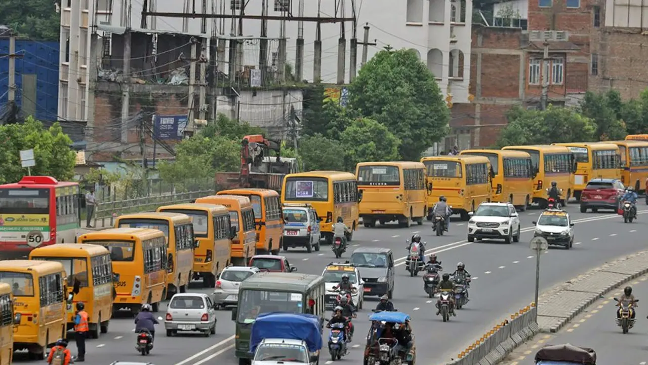 निजी विद्यालय सञ्चालकले चक्रपथमा निकाले बससहित र्‍याली