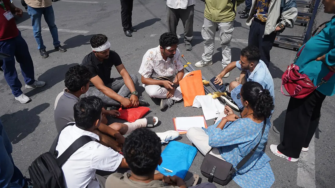 सिंहदरबार गेटमा जेनजी आन्दोलनका घाइतेहरूको धर्ना