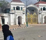 प्रदर्शनकारीले लगाए सिंहदरबारको मूल गेटमा आगो