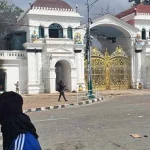 प्रदर्शनकारीले लगाए सिंहदरबारको मूल गेटमा आगो