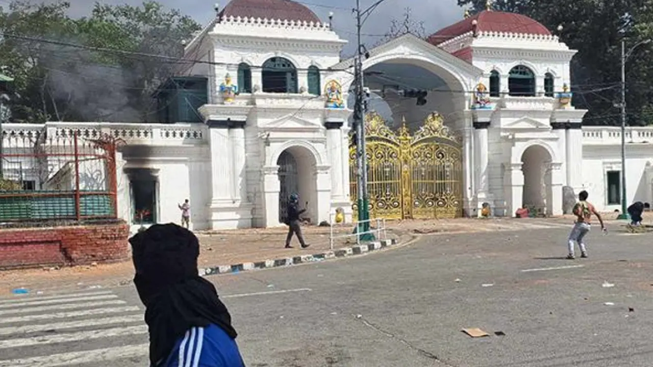 प्रदर्शनकारीले लगाए सिंहदरबारको मूल गेटमा आगो