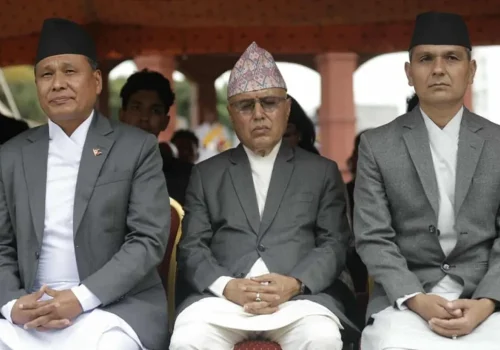 शीलतनिवासको भवन बाहिर तीन मन्त्रीले लिए शपथ