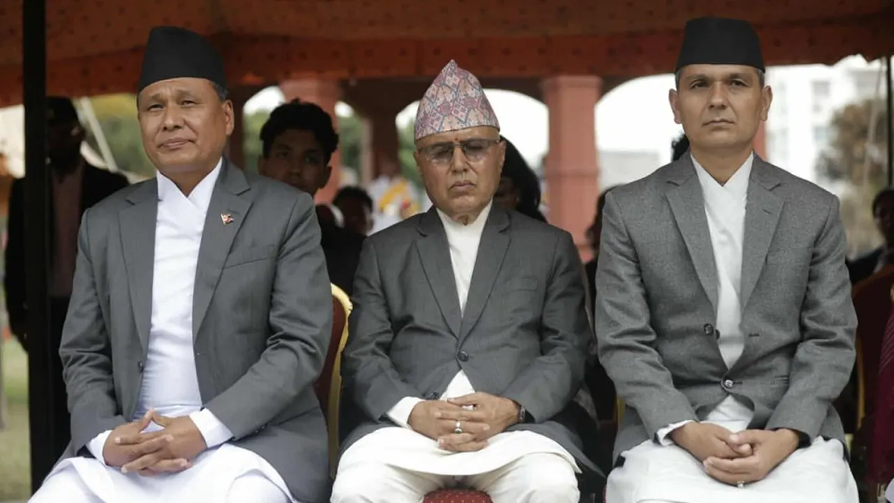 शीलतनिवासको भवन बाहिर तीन मन्त्रीले लिए शपथ
