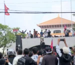 प्रहरीको घेरा तोड्दै संसद् भवनभित्र छिरे जेनजी