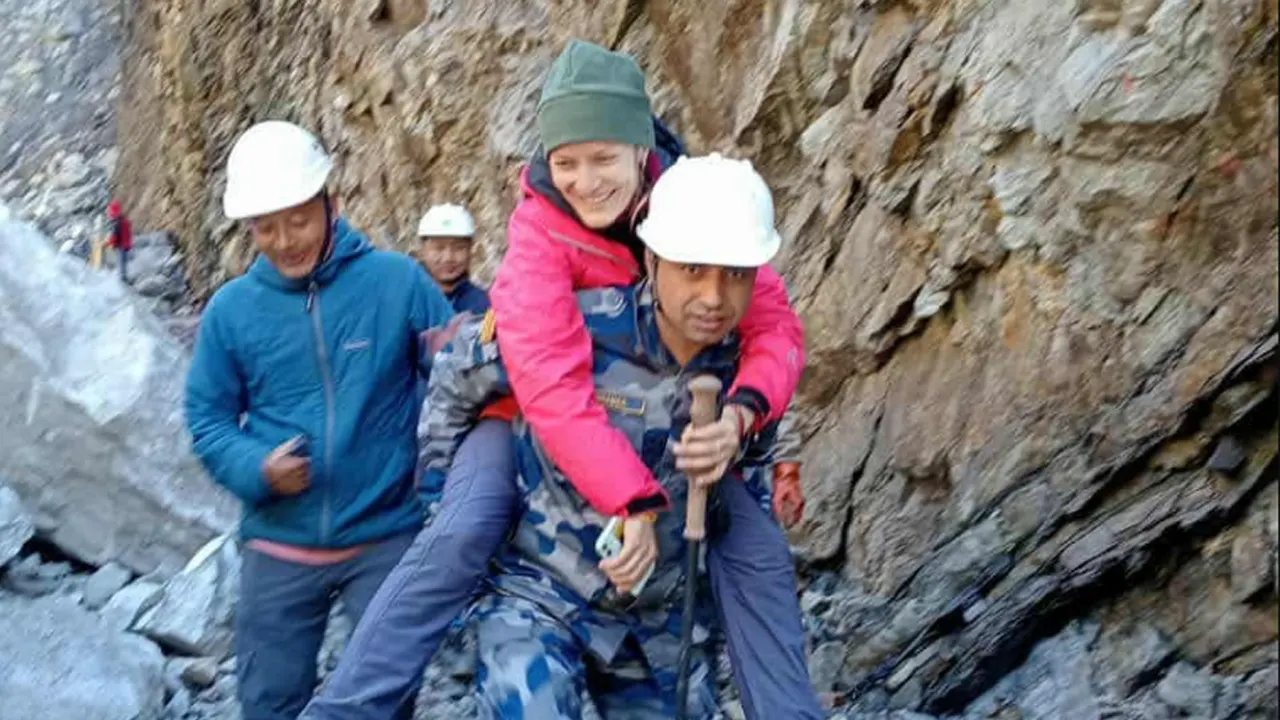 दोलखामा अलपत्र परेका ४ जना विदेशी पर्यटकको उद्धार