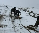 बाटो खुलाउन हिउँ पन्छाउँदै सशस्त्र प्रहरी