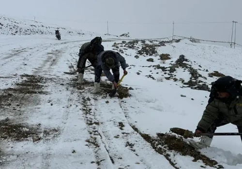 बाटो खुलाउन हिउँ पन्छाउँदै सशस्त्र प्रहरी