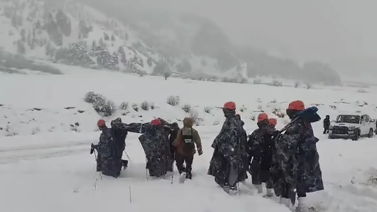 हिमपातमा फसेका १५ सय जनाको सेनाले गर्‍यो उद्धार