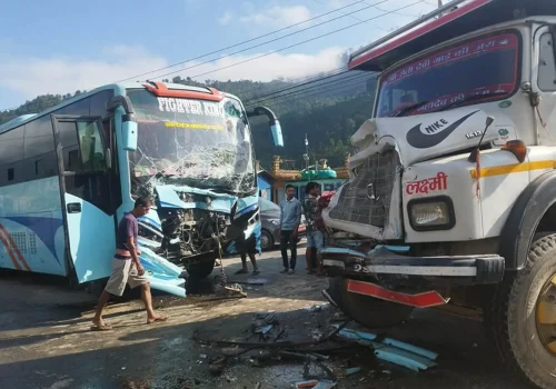 धादिङमा बस र टिपर ठोक्किए, ११ जना घाइते