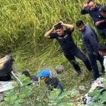 सडकबाट ४२ फिट मुनि खस्यो कार, श्रीमान्‌को मृत्यु, श्रीमती र छोरा घाइते