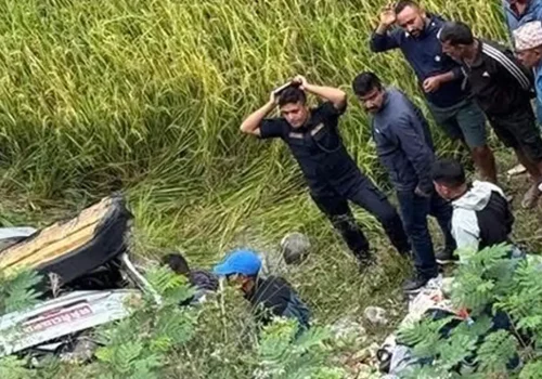 सडकबाट ४२ फिट मुनि खस्यो कार, श्रीमान्‌को मृत्यु, श्रीमती र छोरा घाइते
