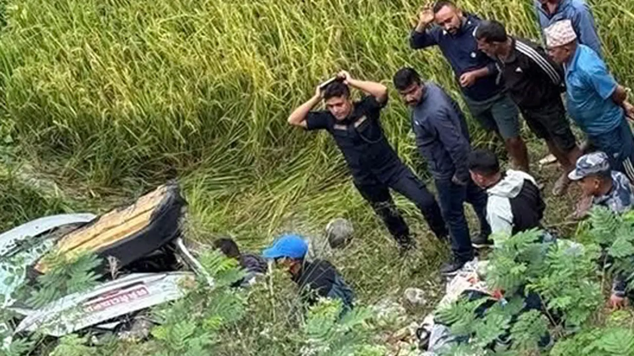 Car falls 42 feet off road, husband dies, wife and son injured सडकबाट ४२ फिट मुनि खस्यो कार, श्रीमान्को मृत्यु, श्रीमती र छोरा घाइते