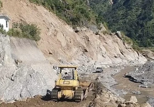 बीपी राजमार्गमा बाढीले बगाएका डाइभर्सन बनाउन थालियो