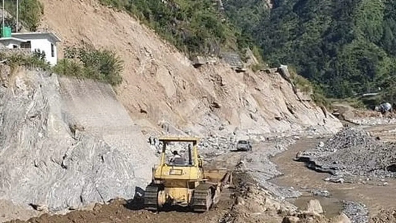 बीपी राजमार्गमा बाढीले बगाएका डाइभर्सन बनाउन थालियो