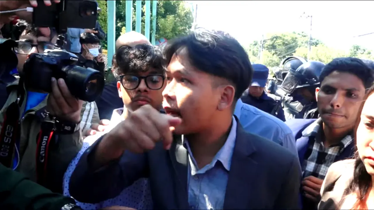राष्ट्रपतिसँग वार्तामा बस्न नपाएको भन्दै शीतल निवास अगाडि जेनजीको नाराबाजी