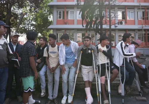 वैशाखी टेकेर प्रधानमन्त्री भेट्न सिंहदरबार पुगे जेनजी आन्दोलनका घाइते