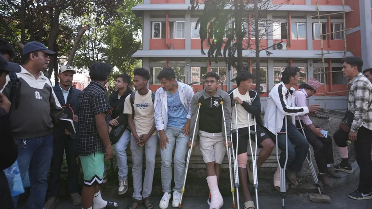 वैशाखी टेकेर प्रधानमन्त्री भेट्न सिंहदरबार पुगे जेनजी आन्दोलनका घाइते