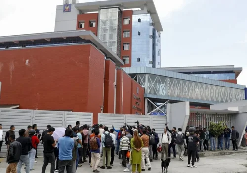 ओली र लेखकलाई पक्राउको माग गर्दै प्रहरी परिसर पुगे जेनजी