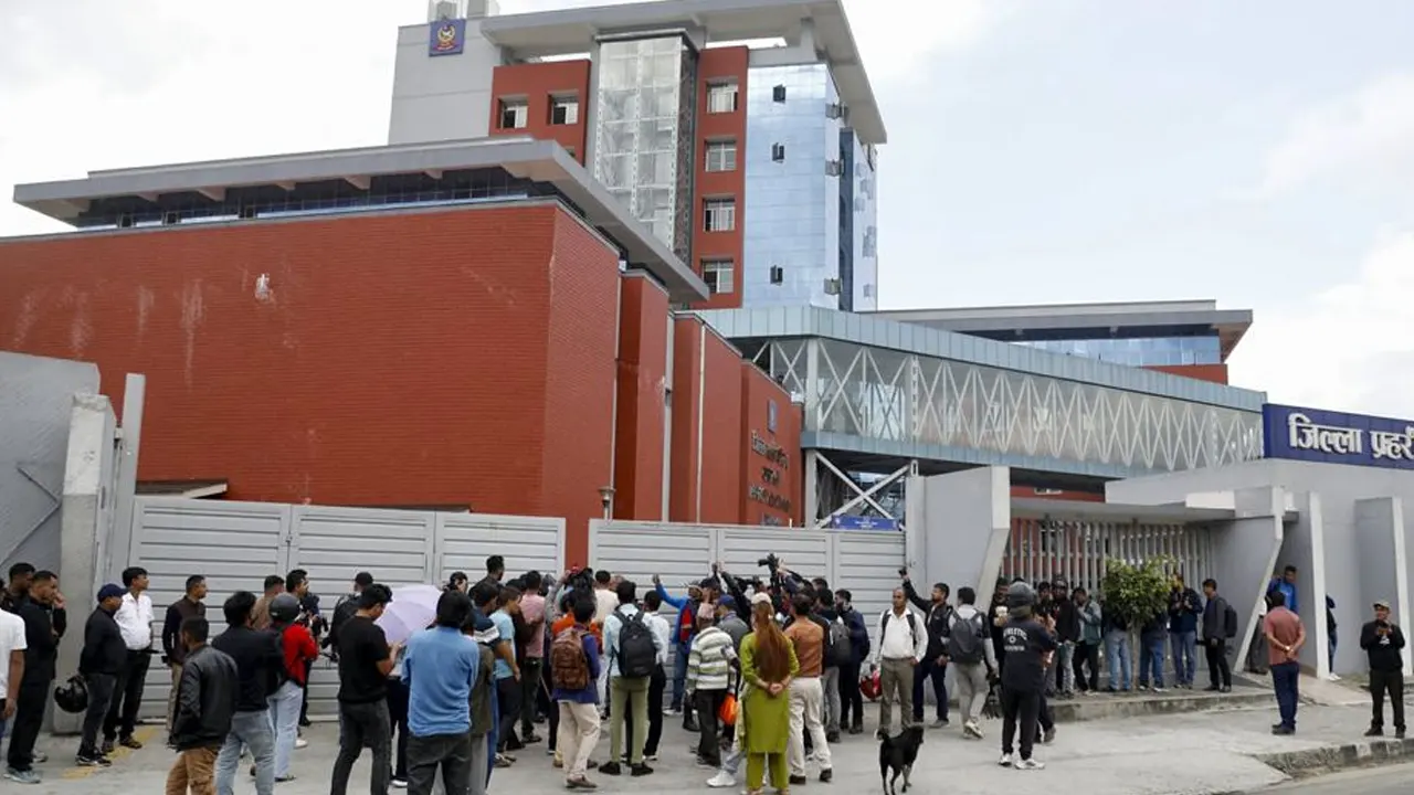 ओली र लेखकलाई पक्राउको माग गर्दै प्रहरी परिसर पुगे जेनजी