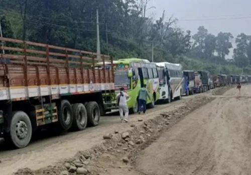 पूर्वपश्चिम राजमार्गको दाउन्नेमा सडक अवरुद्ध